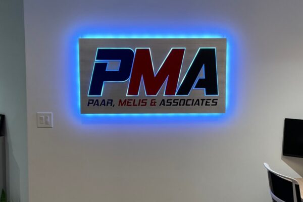 Paar Melisa custom lobby sign